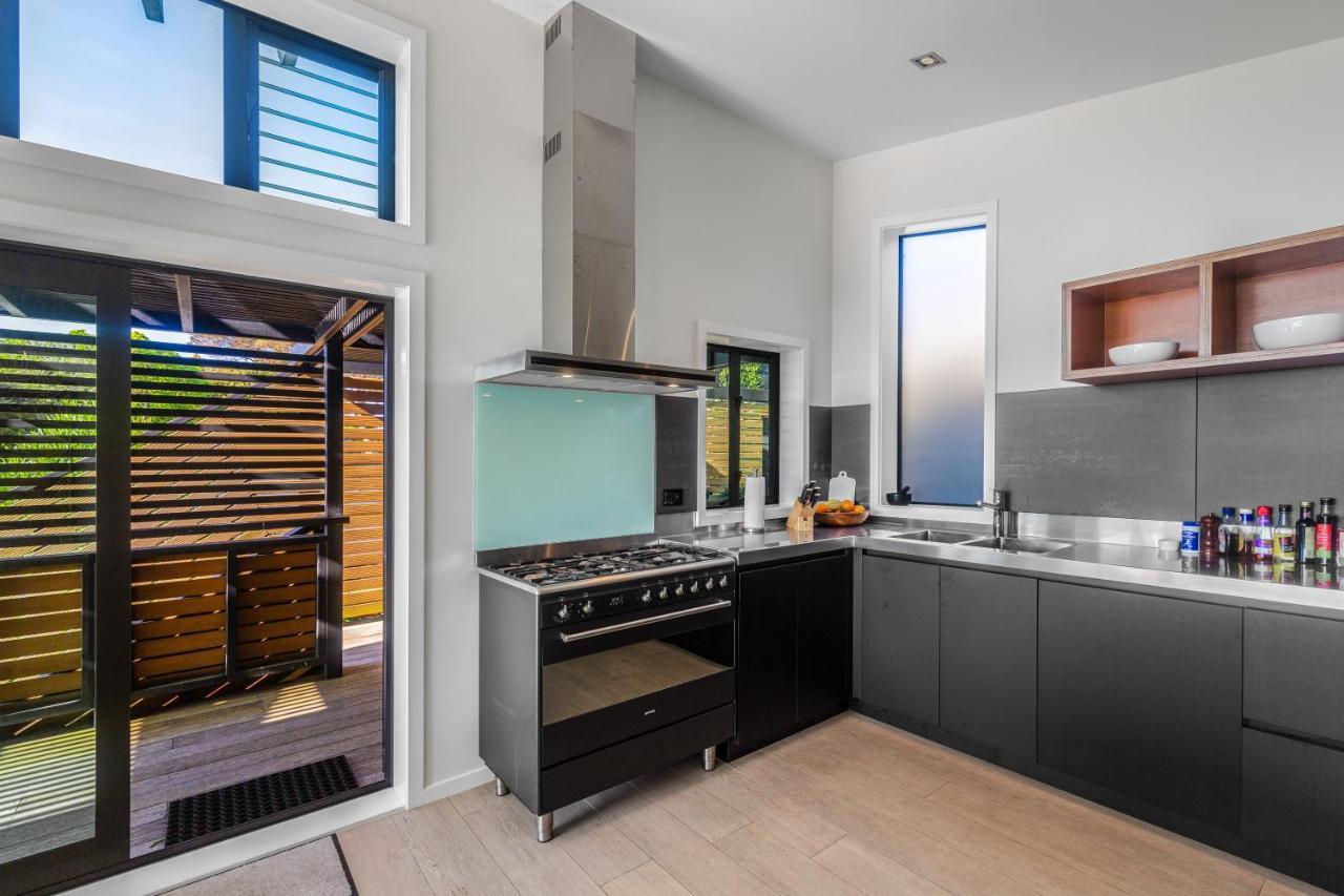 Villa Taonga With Sea Views By Waiheke Unlimited Oneroa Esterno foto